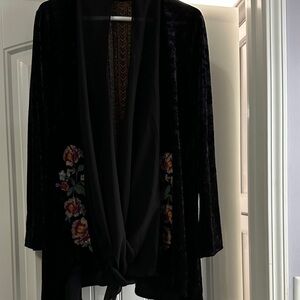 ANDREE BY UNIT Black Floral Embroidered Top